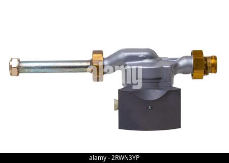 Pompa di circolazione elettrica di un sistema di riscaldamento a gas condensante isolata su sfondo bianco. Ricambi usati per riscaldatori a gas condensante. Caldaia a gas r Foto Stock