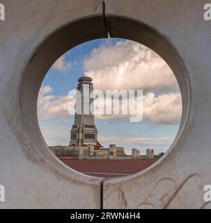 Il Whitley Bay War Memorial si affaccia attraverso la finestra rotonda del muro di Spanish City a Whitley Bay, North Tyneside Foto Stock