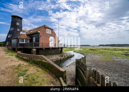 The Old Mill at Langstone Quay, Chichester Harbour on the Solent, Hampshire, Inghilterra, Regno Unito Foto Stock