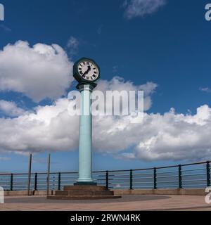 Il Grants Clock restaurato del 1933, danneggiato da Storm Arwen, sul lungomare sud di Whitley Bay, North Tyneside Foto Stock