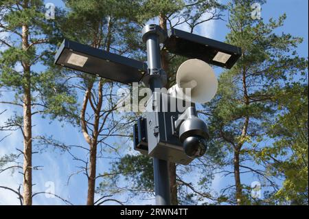 Telecamere di sorveglianza su una lanterna moderna. Sistemi di sicurezza. Foto Stock