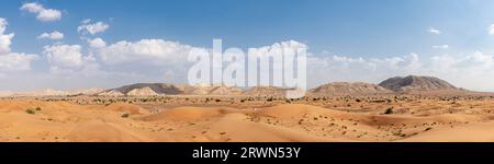 Vista panoramica di Jebel al Buhais e Jebel al Aqabah, Sharjah Emirati Arabi Uniti. 340 m sopra il livello del mare, strati calcarei del Maastrichtiano risalenti a 60-65 milioni di anni fa Foto Stock