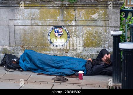 Windsor, Berkshire, Regno Unito. 20 settembre 2023. Un senzatetto dorme sul Windsor Bridge nel Berkshire. Credito: Maureen McLean/Alamy Foto Stock