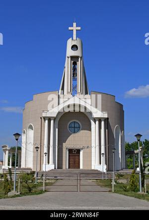 Donji Stroj, Montenegro - 18 aprile 2011: Vista frontale della Chiesa cattolica della nuova Albania nel soleggiato giorno di primavera. Foto Stock