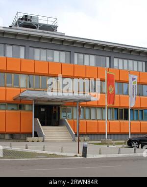 Podgorica, Montenegro - 16 aprile 2011: Edificio governativo del Fondo di protezione sociale di assicurazione sanitaria a Capital City. Foto Stock