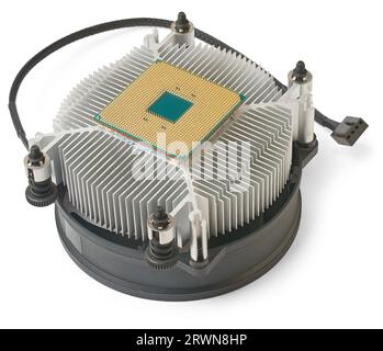 primo piano della cpu bloccata nel dissipatore di calore isolato su sfondo bianco, difficile separare la cpu o il processore dal raffreddatore a causa dell'indurito Foto Stock
