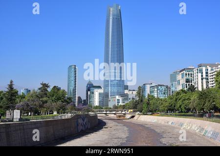 Santiago del Cile, fiume Mapocho e Gran Torre Santiago o Torre Gran Costanera. Cile. Foto Stock