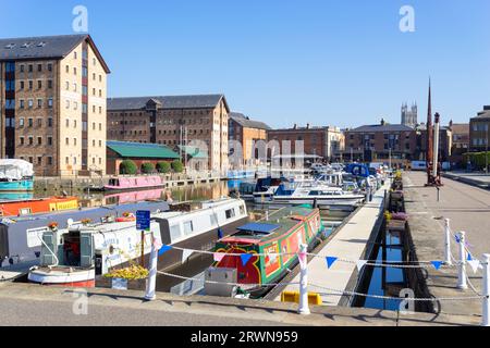 Il porto di Gloucester ospita magazzini vittoriani convertiti in appartamenti e imbarcazioni strette nel Victoria Basin Gloucester Gloucestershire Inghilterra Regno Unito GB Europa Foto Stock