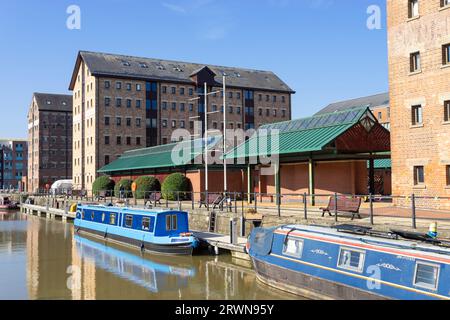 Il porto di Gloucester ospita magazzini vittoriani convertiti in appartamenti e imbarcazioni strette nel Victoria Basin Gloucester Gloucestershire Inghilterra Regno Unito GB Europa Foto Stock