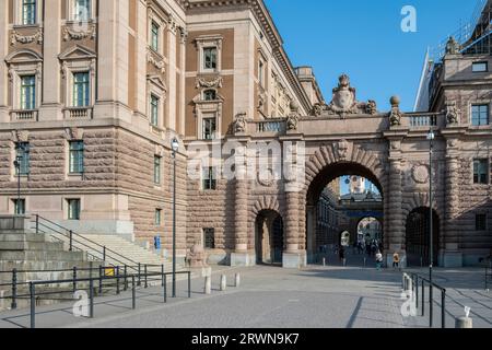 Stoccolma Svezia, Riksdagshuset o Parlamento, Riksdag. Porta storica ad arco a Gamla Stan, città vecchia sull'isola di Helgeandsholmen, giornata di sole. Foto Stock