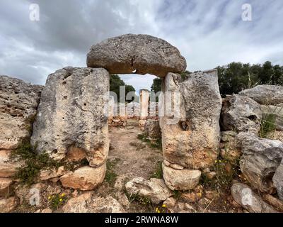 Siti preistorici di Minorca talayotica situati sull'isola di Minorca, nel Mediterraneo occidentale, questi siti archeologici si trovano in paesaggi agropastorali. Testimonianza dell'occupazione dell'isola da parte delle popolazioni preistoriche, questi siti presentano una diversità di insediamenti preistorici e siti di sepoltura. I materiali, le forme e le posizioni delle strutture risalgono all'età del bronzo (1600 a.C.) alla tarda età del ferro (123 a.C.) e mostrano l'evoluzione di un'architettura "ciclopica" composta da blocchi di pietra molto imponenti. Chiari orientamenti astronomici e interconnessioni visive tra Foto Stock