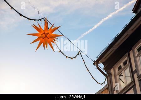 Bella stella della Moravia o Herrnhuter Stern Street decorazione luminosa appesa al muro della strada tedesca durante le vacanze invernali dell'avvento di natale Foto Stock