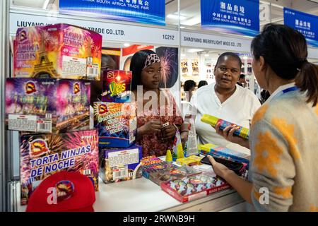 Johannesburg, Sudafrica. 20 settembre 2023. People visit the 7th China (South Africa) Trade Fair in Johannesburg, Sudafrica, 20 settembre 2023. La settima Fiera commerciale della Cina (Sud Africa) si tiene qui dal 20 al 22 settembre. Crediti: Zhang Yudong/Xinhua/Alamy Live News Foto Stock