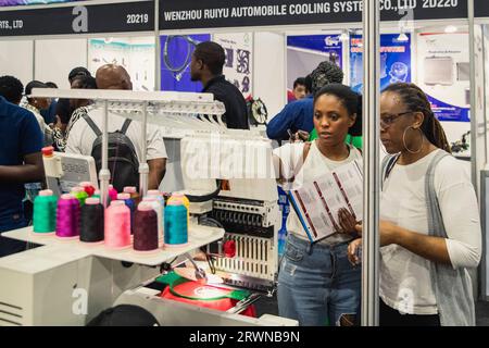 Johannesburg, Sudafrica. 20 settembre 2023. People visit the 7th China (South Africa) Trade Fair in Johannesburg, Sudafrica, 20 settembre 2023. La settima Fiera commerciale della Cina (Sud Africa) si tiene qui dal 20 al 22 settembre. Crediti: Zhang Yudong/Xinhua/Alamy Live News Foto Stock