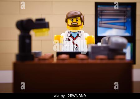 Medico nel suo ufficio Foto Stock