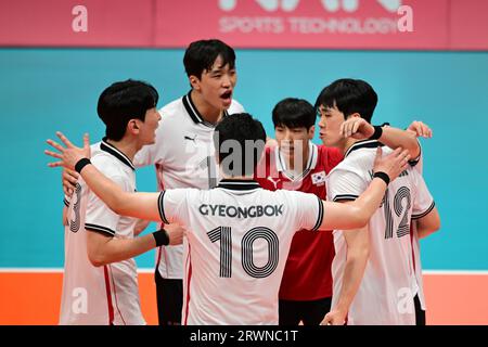 Hangzhou, Cina. 20 settembre 2023. La squadra di pallavolo maschile della Repubblica di Corea si vede durante il 19° incontro preliminare di pallavolo maschile a livello C tra Repubblica di Corea e India tenutosi presso il Linping Sports Centre Gymnasium. Punteggio finale; India 3: 2 Repubblica di Corea. Credito: SOPA Images Limited/Alamy Live News Foto Stock