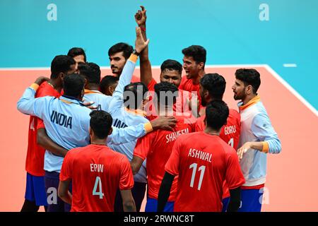 Hangzhou, Cina. 20 settembre 2023. La squadra di pallavolo maschile dell'India si vede durante il 19° incontro preliminare di pallavolo maschile tra Repubblica di Corea e India tenutosi presso il Linping Sports Centre Gymnasium. Punteggio finale; India 3: 2 Repubblica di Corea. Credito: SOPA Images Limited/Alamy Live News Foto Stock