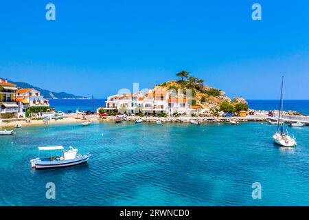 Vista del villaggio di pescatori di Kokkari con la splendida spiaggia, l'isola di Samos, la Grecia Foto Stock