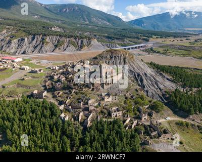 Foto aerea con drone della città fantasma abbandonata di nome esco. ESCO si trova vicino al lago Aragon, nel nord della Spagna. Foto Stock