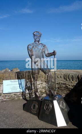 Statua della scultura "The Walker" di Richard Graham, Lynmouth, Exmoor, Devon, Inghilterra, REGNO UNITO Foto Stock