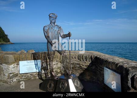 Statua della scultura "The Walker" di Richard Graham, Lynmouth, Exmoor, Devon, Inghilterra, REGNO UNITO Foto Stock