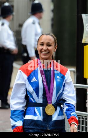 Jess Ennis del Team GB con gli Olympiani che lasciano Buckingham Palace dopo la sfilata della vittoria. Olimpiadi di Londra 2012. Jessica Ennis con medaglia d'oro Foto Stock