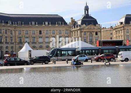 Bordeaux, Francia. 20 settembre 2023. Re Carlo III a Bordeaux. Preparativi a Place de Bourse a Bordeaux per l'arrivo di re Carlo III e di sua moglie la regina consorte Camilla il 22 settembre 2023. Il re e la regina potevano anche prendere il tram di Bordeaux. Bordeaux, Gironde, Francia, Europa. Foto di Hugo Martin / Alamy Live News. Foto Stock