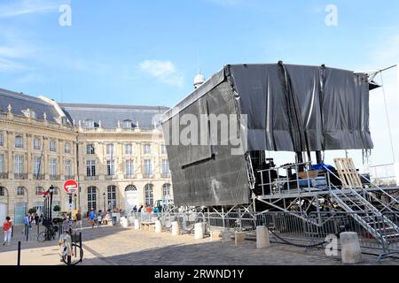 Bordeaux, Francia. 20 settembre 2023. Re Carlo III a Bordeaux. Preparativi a Place de Bourse a Bordeaux per l'arrivo di re Carlo III e di sua moglie la regina consorte Camilla il 22 settembre 2023. Il re e la regina potevano anche prendere il tram di Bordeaux. Bordeaux, Gironde, Francia, Europa. Foto di Hugo Martin / Alamy Live News. Foto Stock