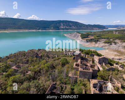 Foto aerea con drone della città fantasma abbandonata di nome Tiermas, vicino al lago Aragon, nel nord della Spagna. Foto Stock