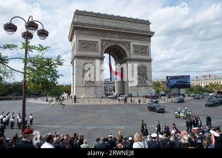 Parigi, Francia. 20 settembre 2023. Atmosfera generale durante un benvenuto cerimoniale all'Arco di Trionfo il 20 settembre 2023 a Parigi, in Francia. La prima visita di stato del Re e della Regina in Francia si svolgerà a Parigi, Versailles e Bordeaux da mercoledì 20 a venerdì 23 2023. Foto di Aurore Marechal/ABACAPRESS.COM credito: Abaca Press/Alamy Live News Foto Stock