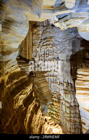 All'interno di una grotta profonda con le sue colonne e formazioni rocciose a Lagoa Santa, nello stato del Minas Gerais, Brasile Foto Stock