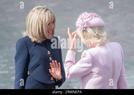 Parigi, Francia. 20 settembre 2023. La regina Camilla e Brigitte Macron durante un benvenuto cerimoniale all'Arc de Triomphe il 20 settembre 2023 a Parigi, in Francia. La prima visita di stato del Re e della Regina in Francia si svolgerà a Parigi, Versailles e Bordeaux da mercoledì 20 a venerdì 23 2023. Foto di Aurore Marechal/ABACAPRESS.COM credito: Abaca Press/Alamy Live News Foto Stock