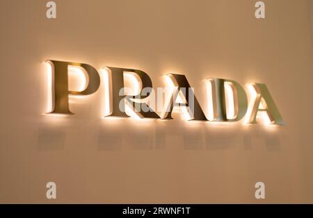 Bangkok, Thailandia - 2 settembre 2023: Logo di Prada, parte dell'esterno di un negozio Prada nel centro commerciale Iconsiam. Foto Stock