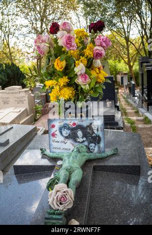 Fiori e foto collocate sulla tomba della famosa cantante Edith Piaf nel cimitero di Pere Lachaise a Parigi, in Francia. Piaf è sepolta con suo padre, Lou Foto Stock