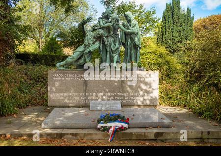 Il monumento al cimitero Pere Lachaise di Parigi, in Francia, dedicato ai soldati cecoslovacchi che morirono in Francia durante la prima guerra mondiale. Presenta l'allegorica francese Foto Stock