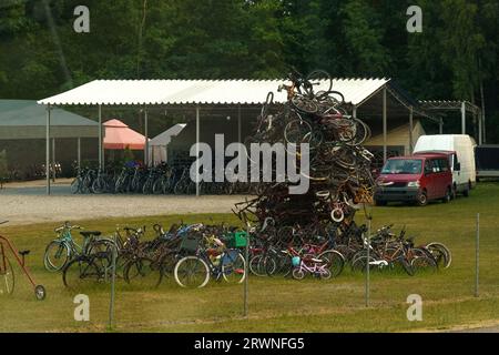 Una montagna di vecchie biciclette si trova in un'area verde. Foto Stock