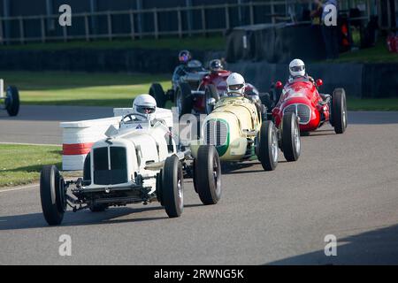 1938 Maserati 6CM, (al centro), nel Goodwood Trophy al Goodwood Revival Meeting del 9 settembre 2023 a Chichester, Inghilterra. ©2023 Copyright Michael Cole Foto Stock