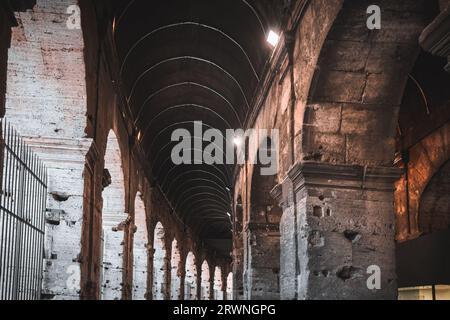 Rovine dell'arco recintato del passaggio all'ingresso del Colosseo Romano a Roma, Italia Foto Stock