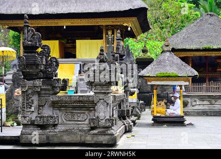 Il bellissimo tempio sull'acqua pura Tirta Empul vicino a Ubud, Bali, attrae molti devoti indù e turisti di ogni provenienza da tutto il mondo. Foto Stock