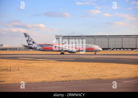 Boeing 787-9 Dreamliner, Etihad Airways A6-BLV A6BLV, nel Gran Premio di Formula uno di Abu Dhabi F1 Livery sulla pista di rullaggio dell'aeroporto di Heathrow Foto Stock