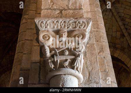 antiguo claustro de la Colegiata de Santillana del Mar Foto Stock