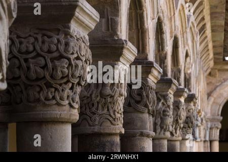 antiguo claustro de la Colegiata de Santillana del Mar Foto Stock