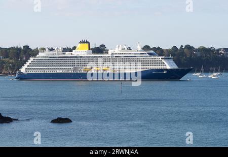 La nave da crociera Spirit of Adventure ormeggiata vicino a Saint Malo e Dinard Foto Stock