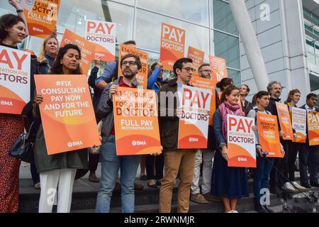 Londra, Regno Unito. 20 settembre 2023. I medici junior e senior stanno con cartelli a sostegno della paga equa al picchetto British Medical Association (BMA) fuori University College Hospital, come consulenti NHS (National Health Service) e medici in formazione mettono in scena il loro primo sciopero congiunto. (Foto di Vuk Valcic/SOPA Images/Sipa USA) credito: SIPA USA/Alamy Live News Foto Stock