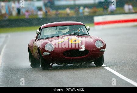 1961Jaguar e-TYPE FHC "semi leggero" guidato sotto la pioggia da William Paul / Andy Priaulx nella gara Royal Automobile Club TT Celebration al Goo Foto Stock