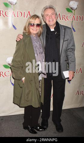 Twiggy e il marito Leigh Lawson assistono allo spettacolo di apertura di "Arcadia" di Tom Stoppard all'Ethel Barrymore Theatre di New York il 17 marzo 2011. Crediti fotografici: Henry McGee/MediaPunch Foto Stock