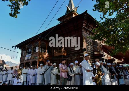 Srinagar, India. 20 settembre 2023. I musulmani kashmiri offrono preghiere presso il santuario di Naqashband Sahib durante un festival annuale localmente noto come "Khawaja-e-Digar" a Srinagar. Migliaia di devoti provenienti da tutto il Kashmir convergono al santuario di Khwaja Naqshband Sahib per partecipare alle preghiere congregazionali annuali chiamate Khawaja-e-Digar' il 3 di Rabi-ul-Awal, il terzo mese del calendario islamico. Credito: SOPA Images Limited/Alamy Live News Foto Stock