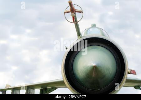 Vecchio caccia MIG-21 mimetico di fabbricazione sovietica dalla parte anteriore Foto Stock