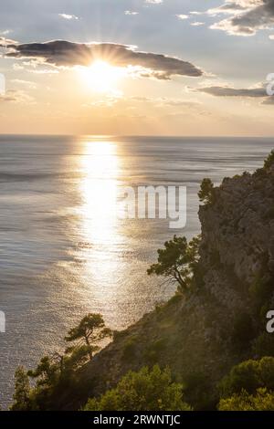 Tramonto sulla ripida costa dalmata vicino a Radovcici, Croazia. Foto Stock