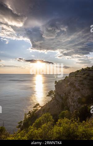 Tramonto sulla ripida costa dalmata vicino a Radovcici, Croazia. Foto Stock